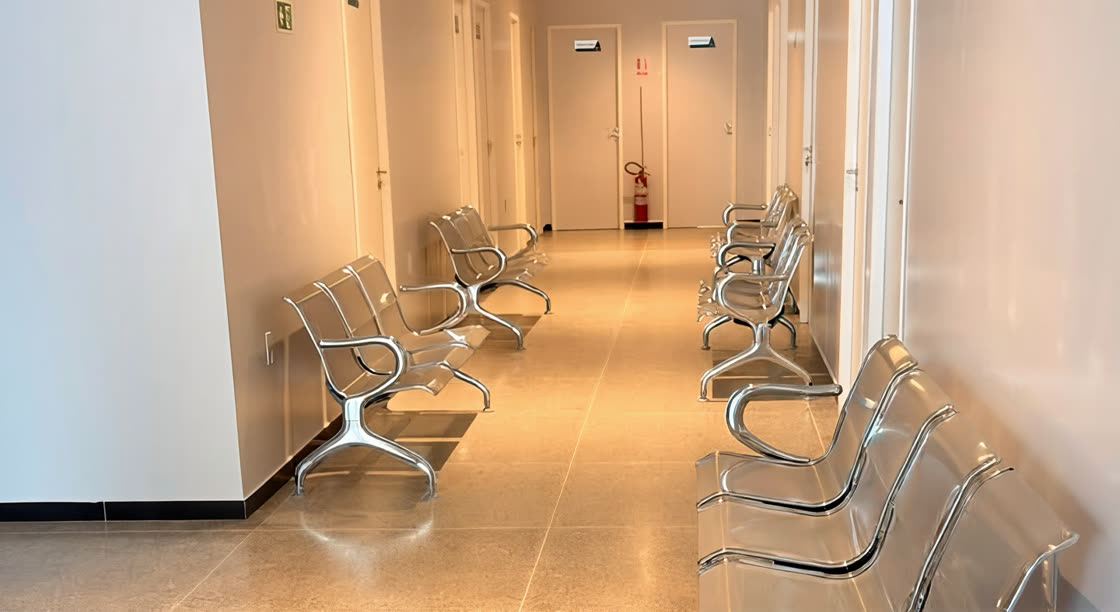 Corredor da clínica, com assentos e consultórios
